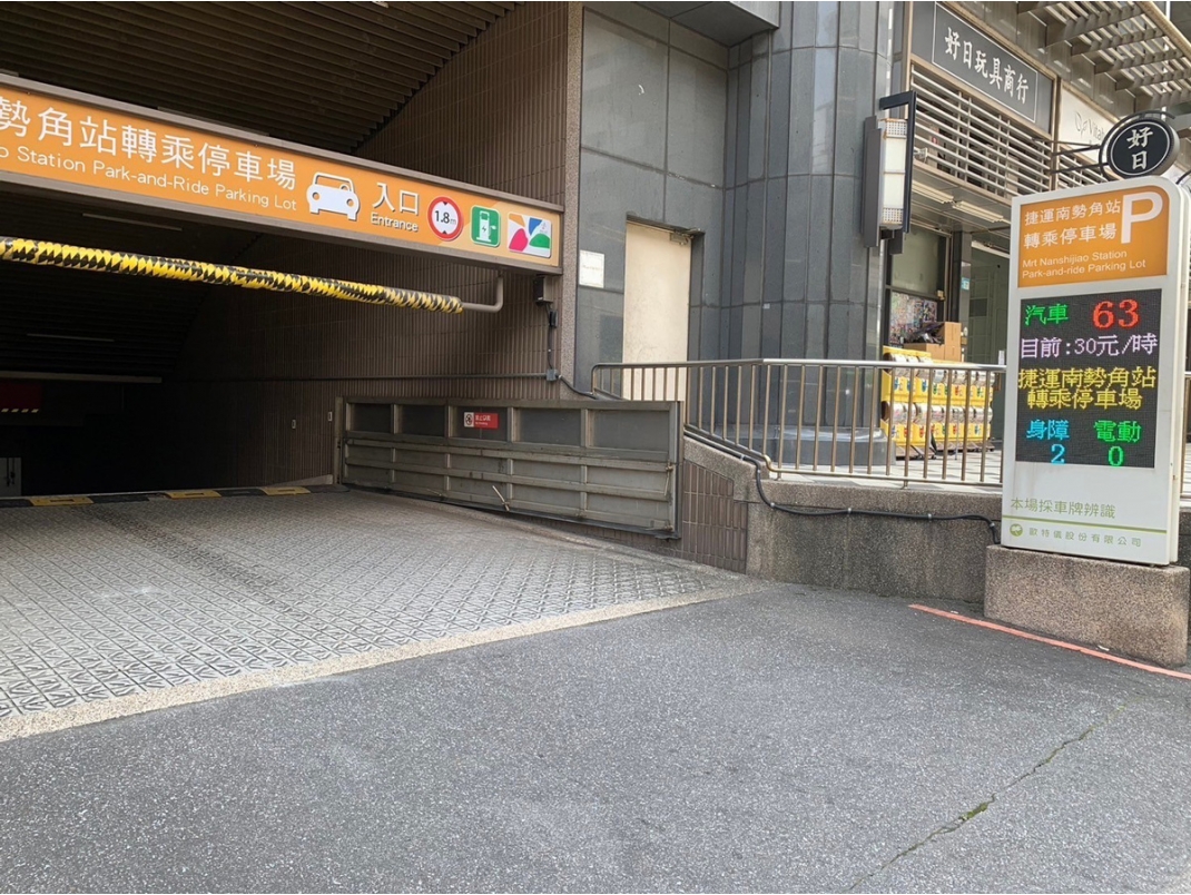 捷運南勢角站轉乘停車場