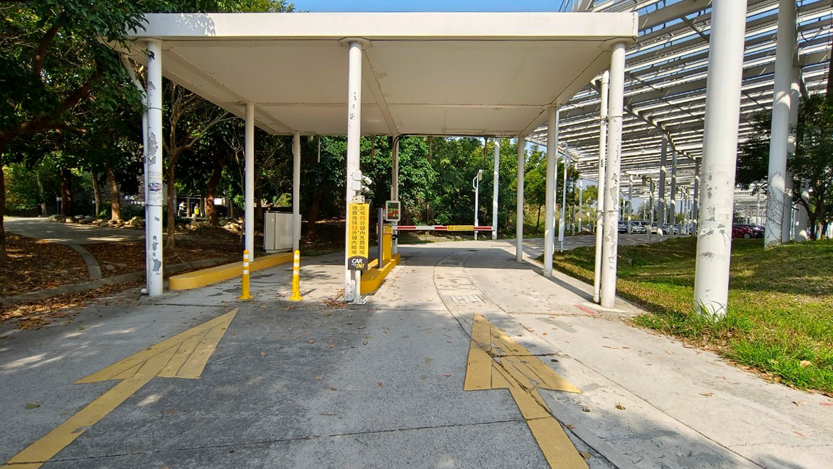 中央公園南側停車場