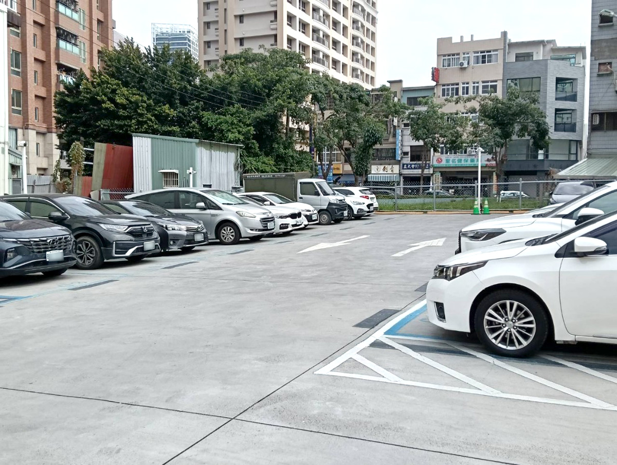 仁愛三街停車場