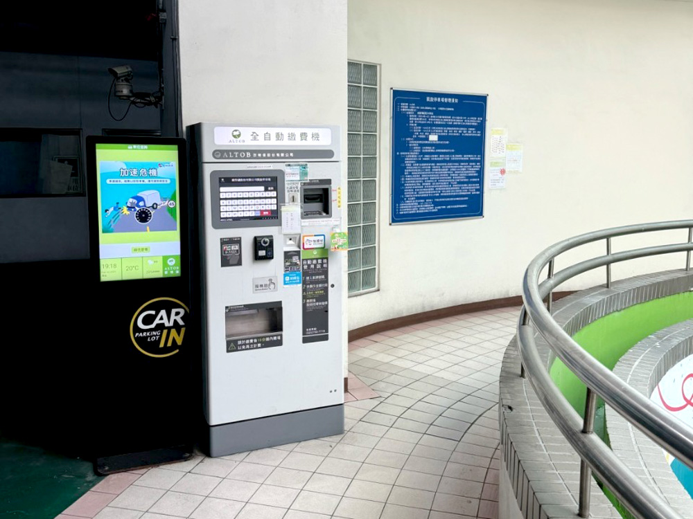 高雄凱旋醫院地下停車場