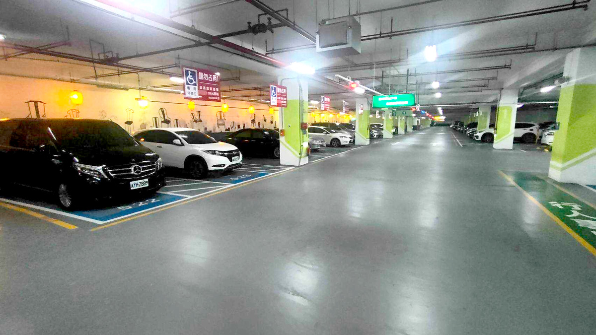 臺北大學運動場地下停車場