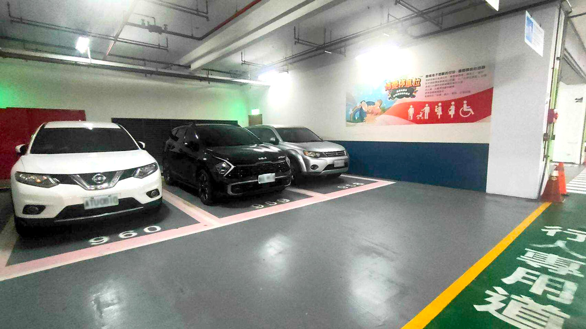 臺北大學運動場地下停車場