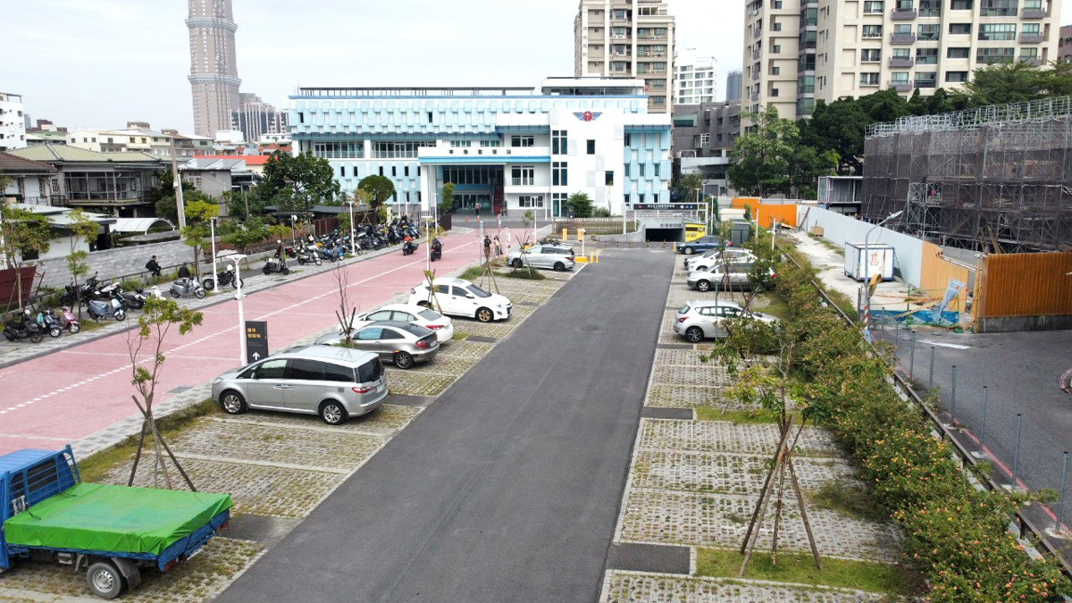 苓雅監理站停車場