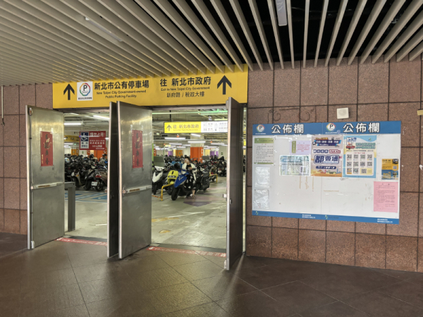 板橋市⺠廣場地下停車場