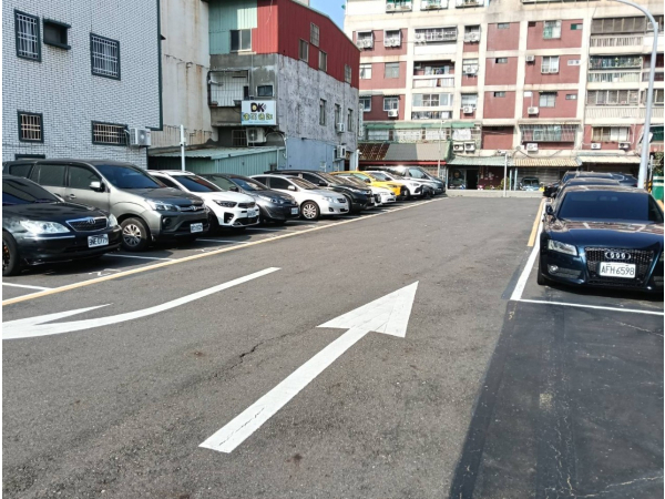 高雄凱旋三路平面停車場
