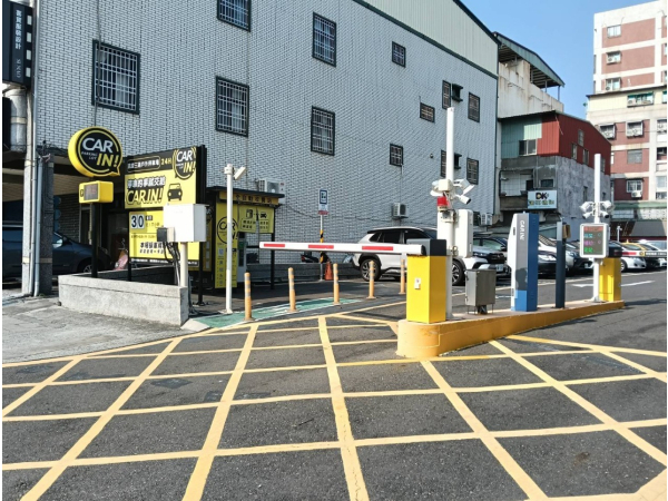 高雄凱旋三路平面停車場