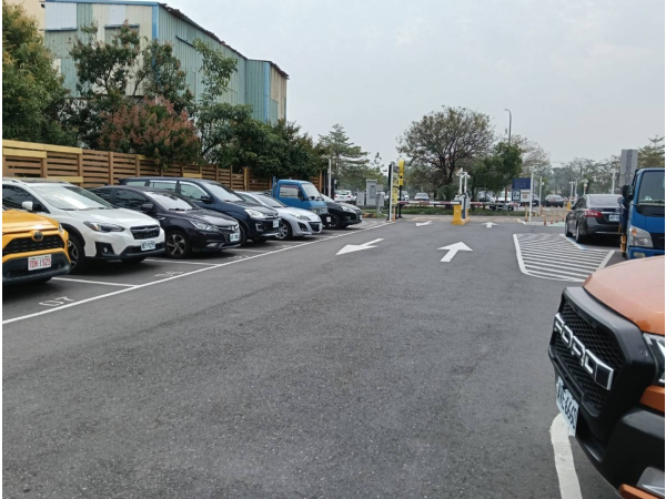 高雄鎮榮平面停車場