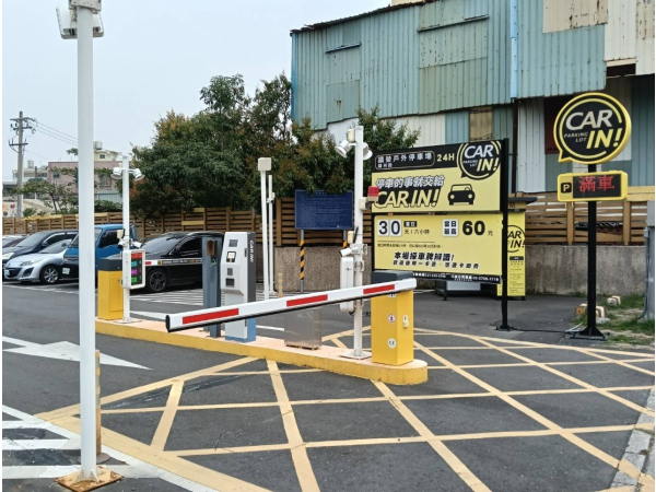 高雄鎮榮平面停車場