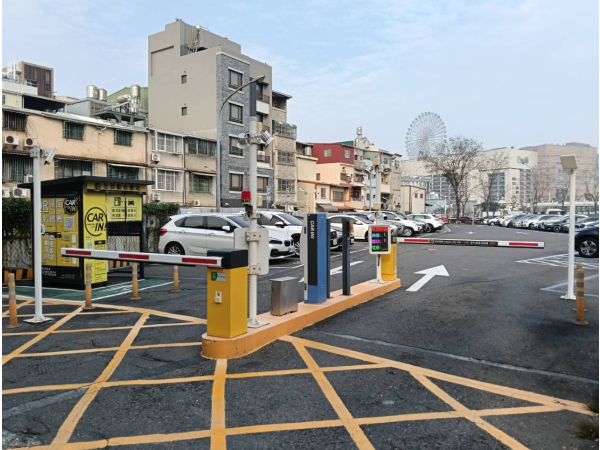 高雄鎮興平面停車場