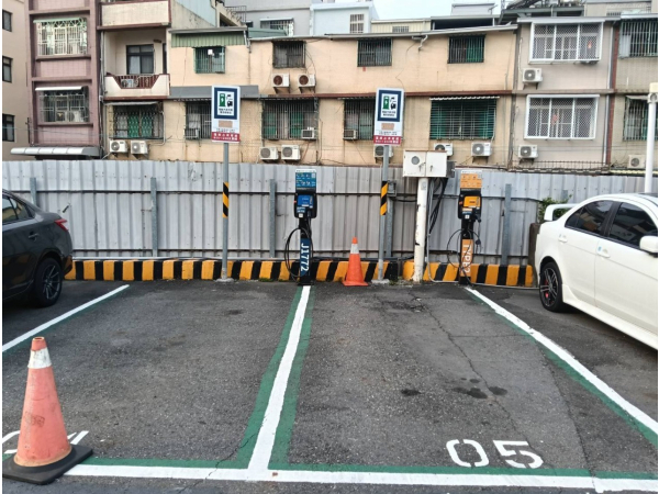 高雄鎮興平面停車場