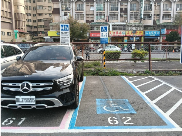 高雄鎮興平面停車場
