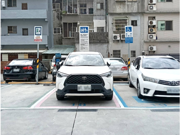 高雄仁愛三街停車場