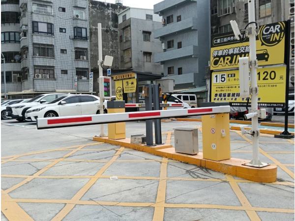 高雄仁愛三街停車場