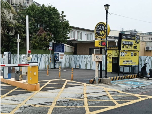 高雄鎮賢平面停車場