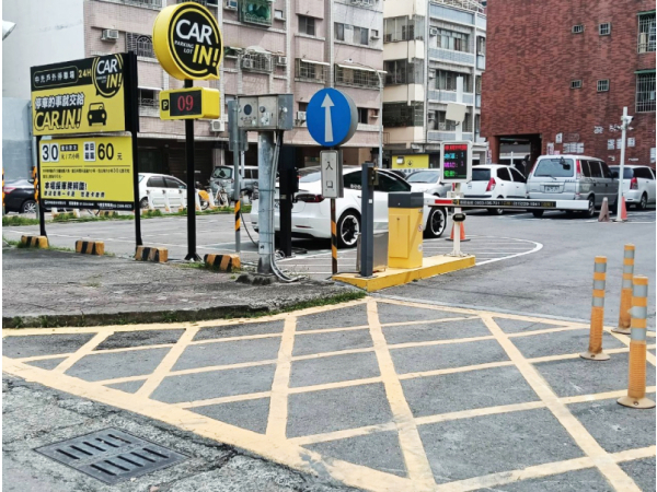 高雄中光平面停車場