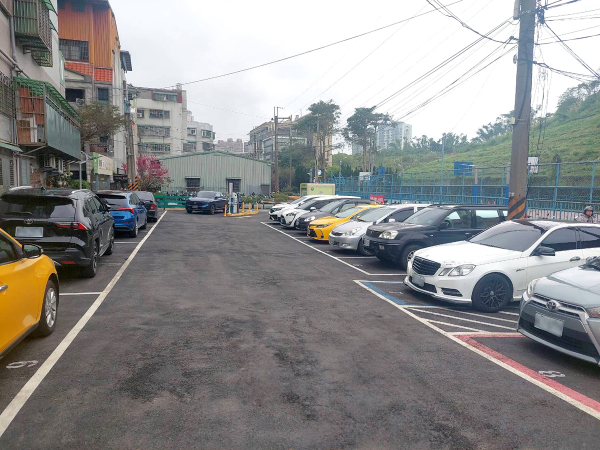 新店新和平面停車場