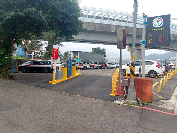 新店新和平面停車場
