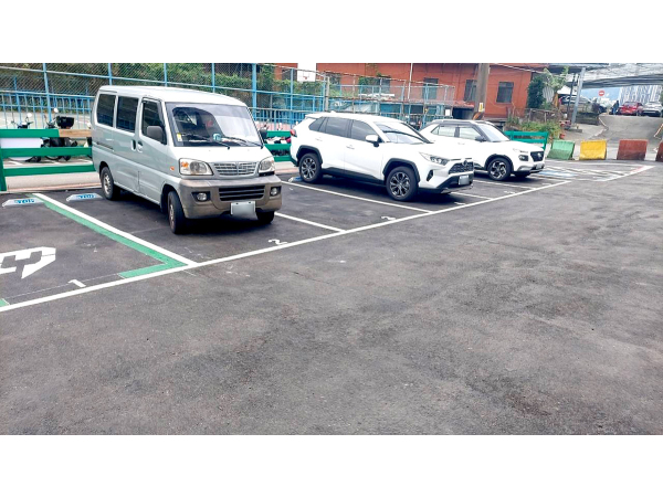 新店新和平面停車場
