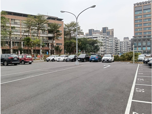 高雄華山平面停車場