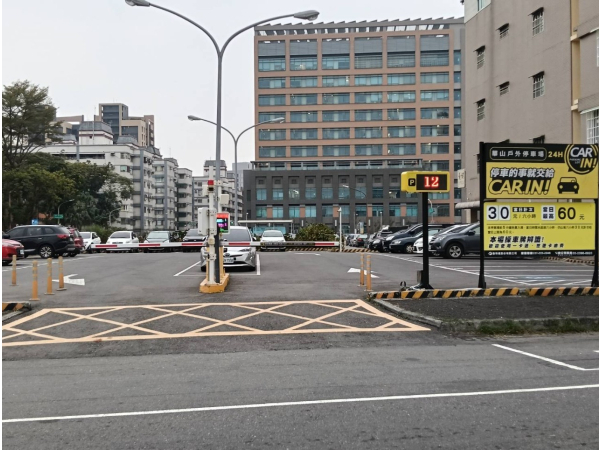 高雄華山平面停車場