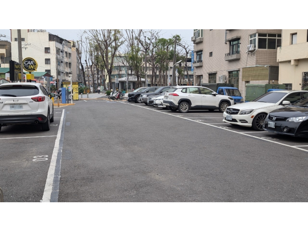 高雄松崗平面停車場