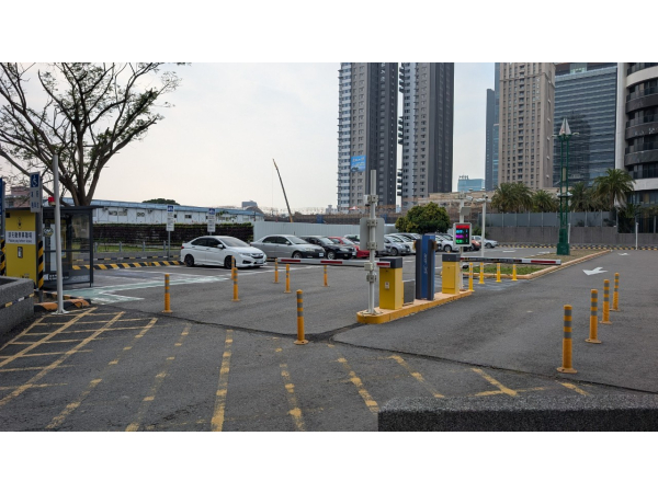 高雄獅甲平面停車場