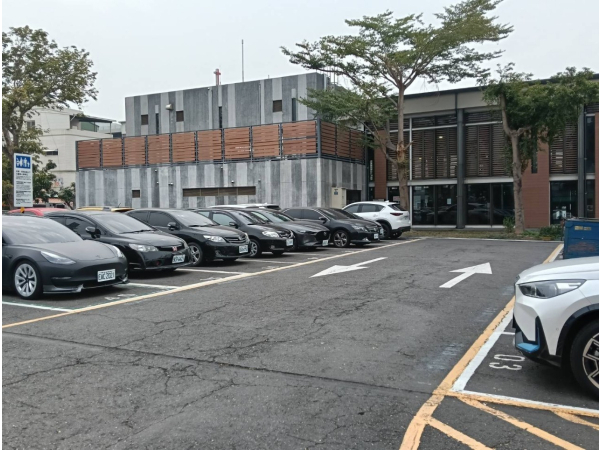 高雄德昌停車場