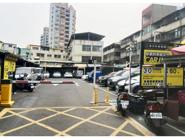 高雄二苓平面停車場