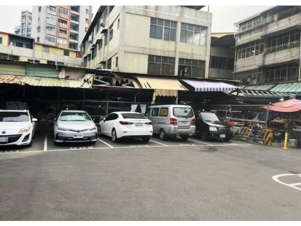 高雄二苓平面停車場