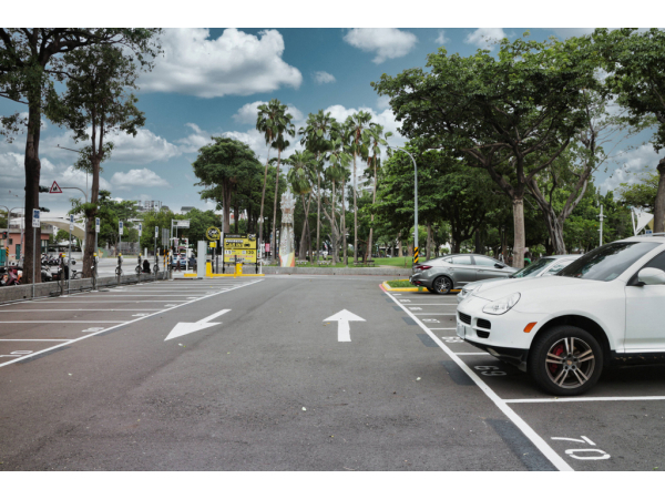 高雄崗山仔公園平面停車場