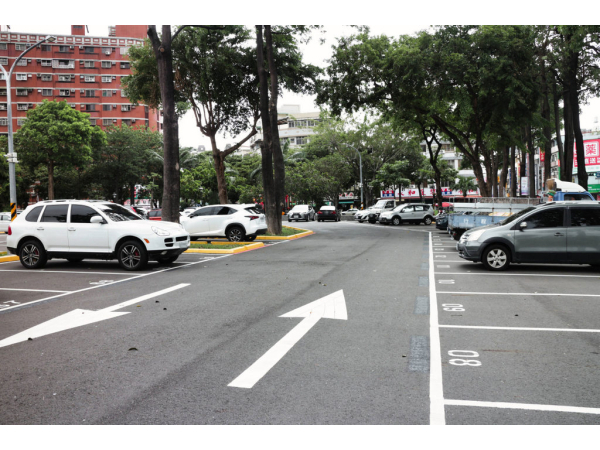 高雄崗山仔公園平面停車場