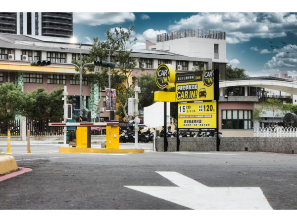 高雄崗山仔公園平面停車場