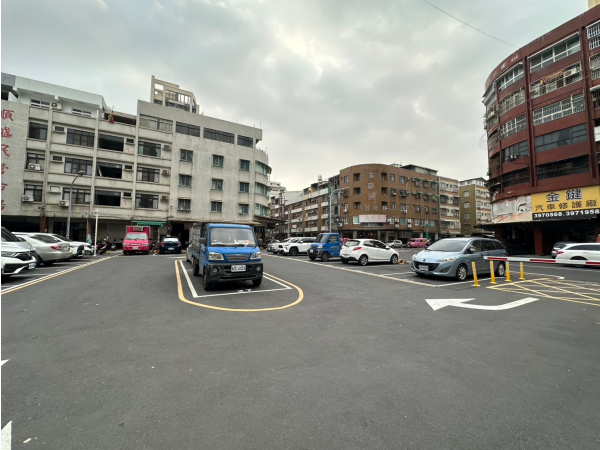 高雄臥龍平面停車場