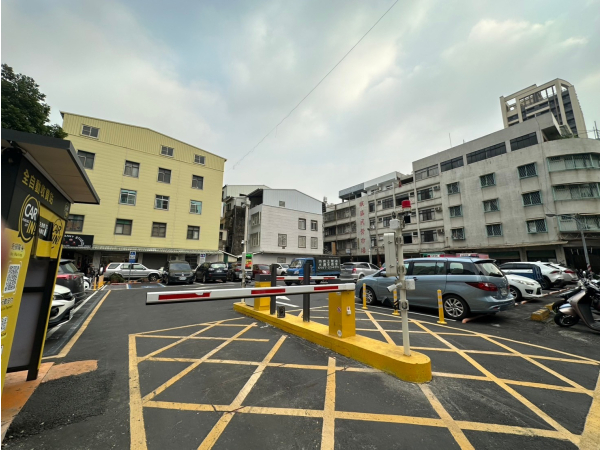 高雄臥龍平面停車場
