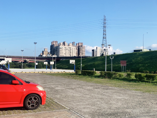 新北五股追風廣場停車場