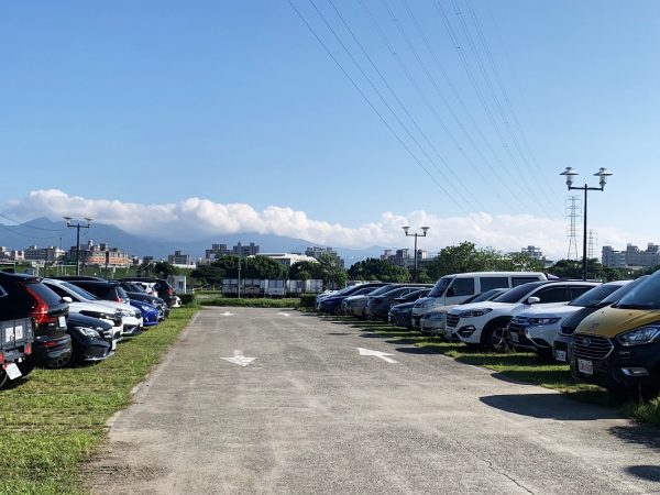 新北五股疏洪壘球場停車場
