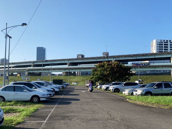 三重疏洪籃球場區停車場