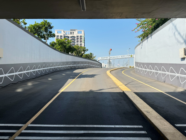 高雄鳳山車站地下停車場