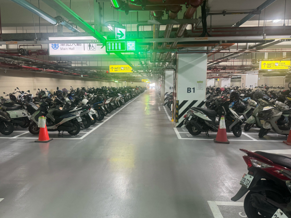 高雄鳳山車站地下停車場