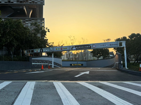 高雄鳳山車站地下停車場