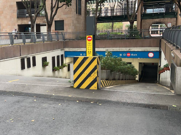 板橋市⺠廣場地下停車場