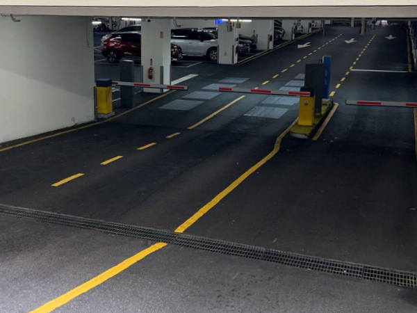 板橋市⺠廣場地下停車場