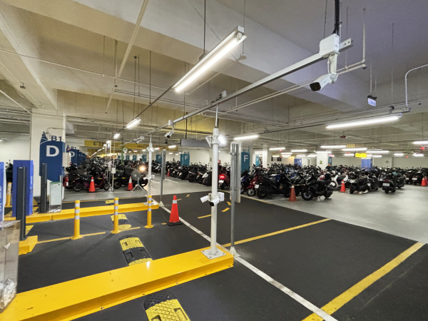 板橋市⺠廣場地下停車場